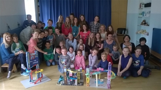 2F bastelt für den Pestalozzi Kindergarten